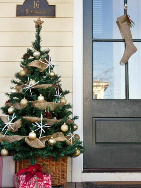 60 Beautifully Festive Ways to Decorate Your Porch for Christmas