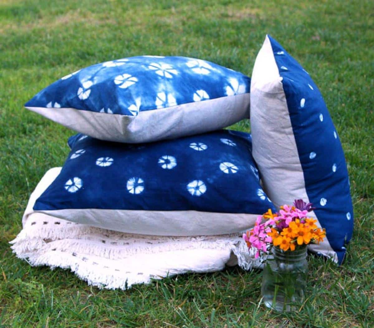 Easy 10-Minute Throw Pillows With Repurposed Fabric