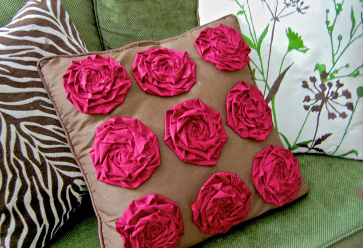 Rosette Throw Pillow Using a Glue Gun